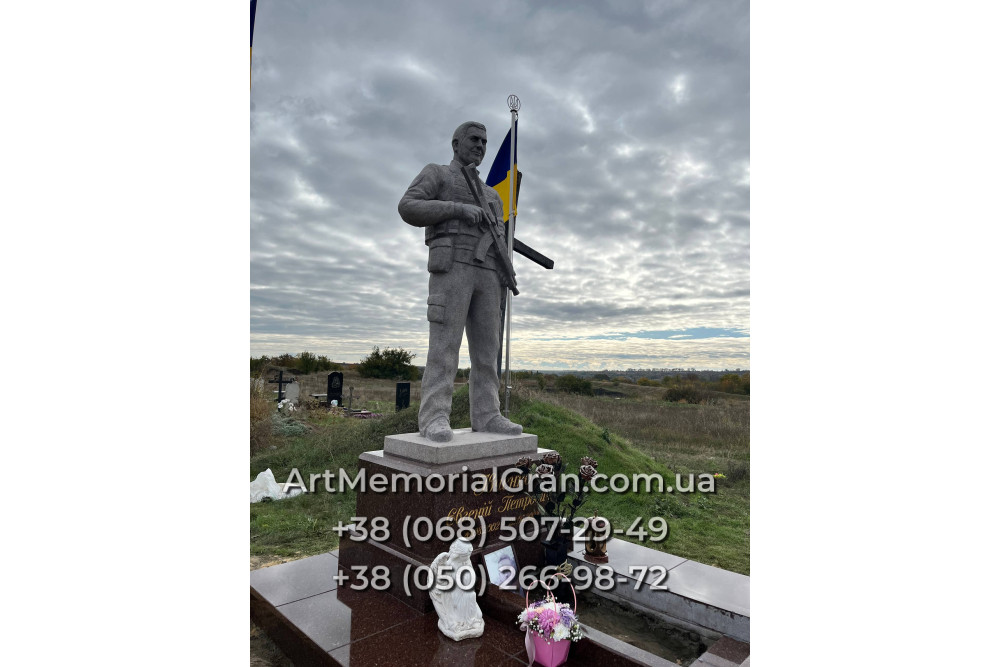 Памятник военному в виде скульптуры 00894